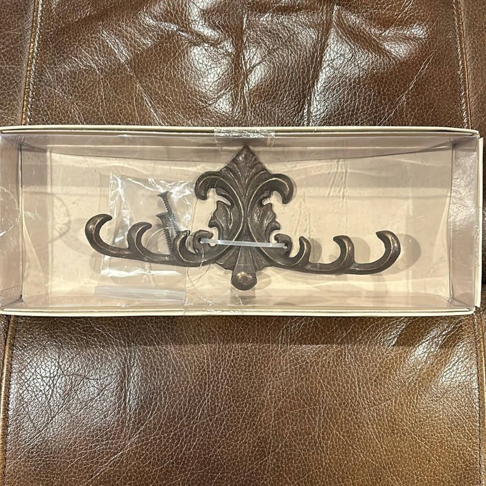 NWT Fleur De Lis Multi Hook